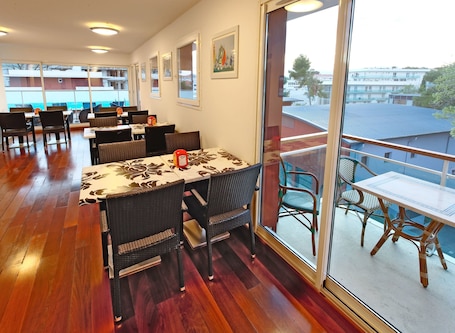 Desayuno buffet diario (EUR 14 por persona)