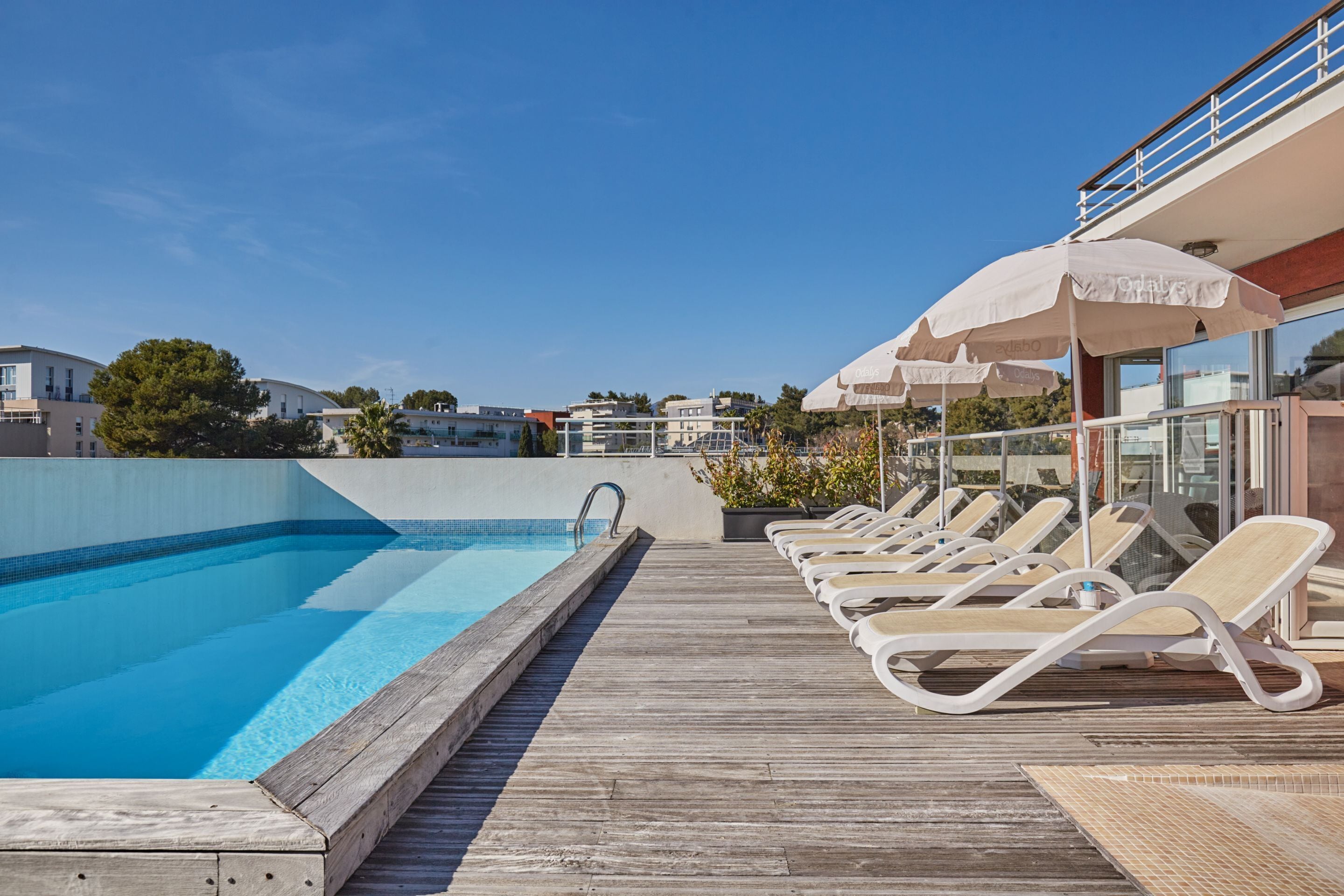 Piscine extérieure (ouverte en saison), chaises longues