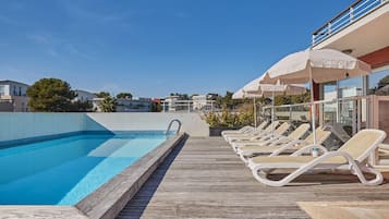 Sæsonbestemt udendørs pool, liggestole