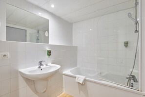 Superior Apartment, 1 Bedroom, Balcony (4 People) | Bathroom | Combined shower/tub, free toiletries, hair dryer, towels - Appart Hotel Odalys City Antibes Olympe (Antibes)