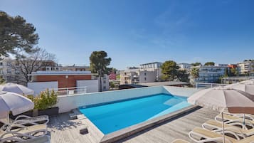 Seasonal outdoor pool, sun loungers