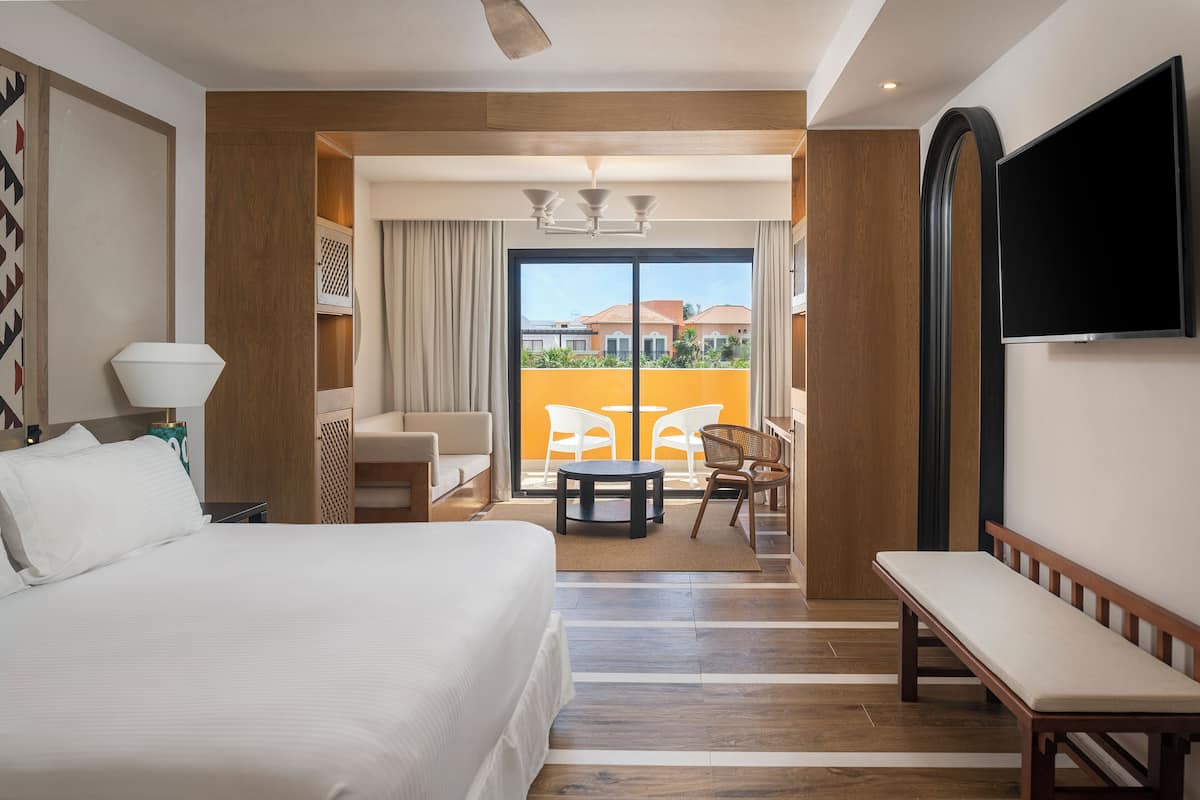 Premium bedding, free minibar, in-room safe, desk