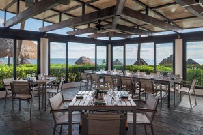 8 restaurants servant le déjeuner, cuisine locale et internationale