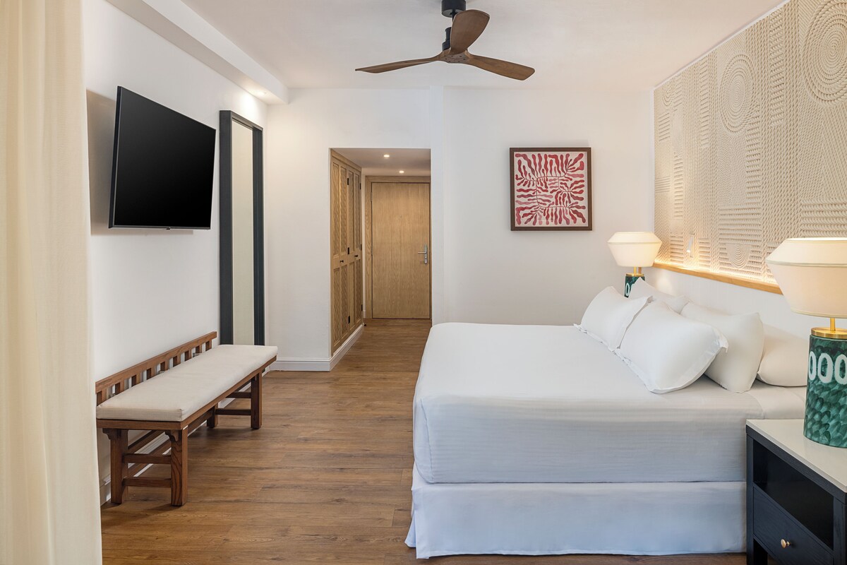 Premium bedding, minibar (free items), in-room safe, desk