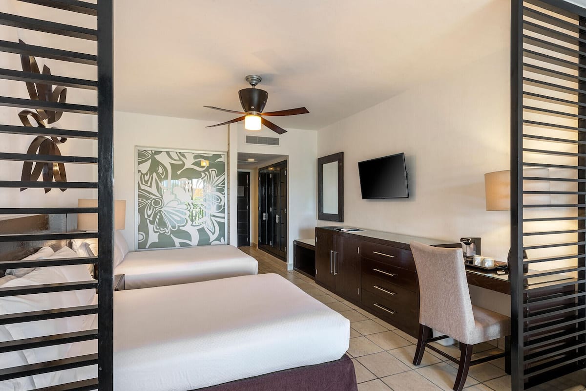 1 bedroom, premium bedding, free minibar, in-room safe