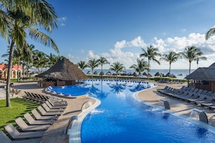 3 outdoor pools, pool umbrellas, sun loungers