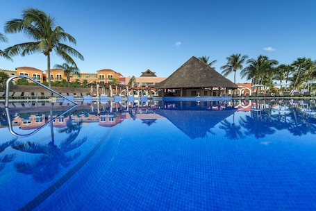 Bar junto a la piscina