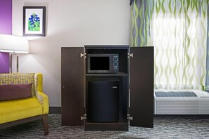 In-room safe, desk, iron/ironing board, free cots/infant beds - La Quinta Inn & Suites by Wyndham Pearland - Houston South (Pearland)
