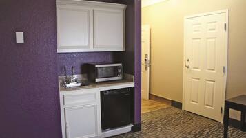 套房, 1 張特大雙人床和 1 張沙發床, 無障礙, 非吸煙房 (DLX Mobility/ Hearing Accessible) | 客房內保險箱、書桌、熨斗/熨衣板、免費搖籃/嬰兒床