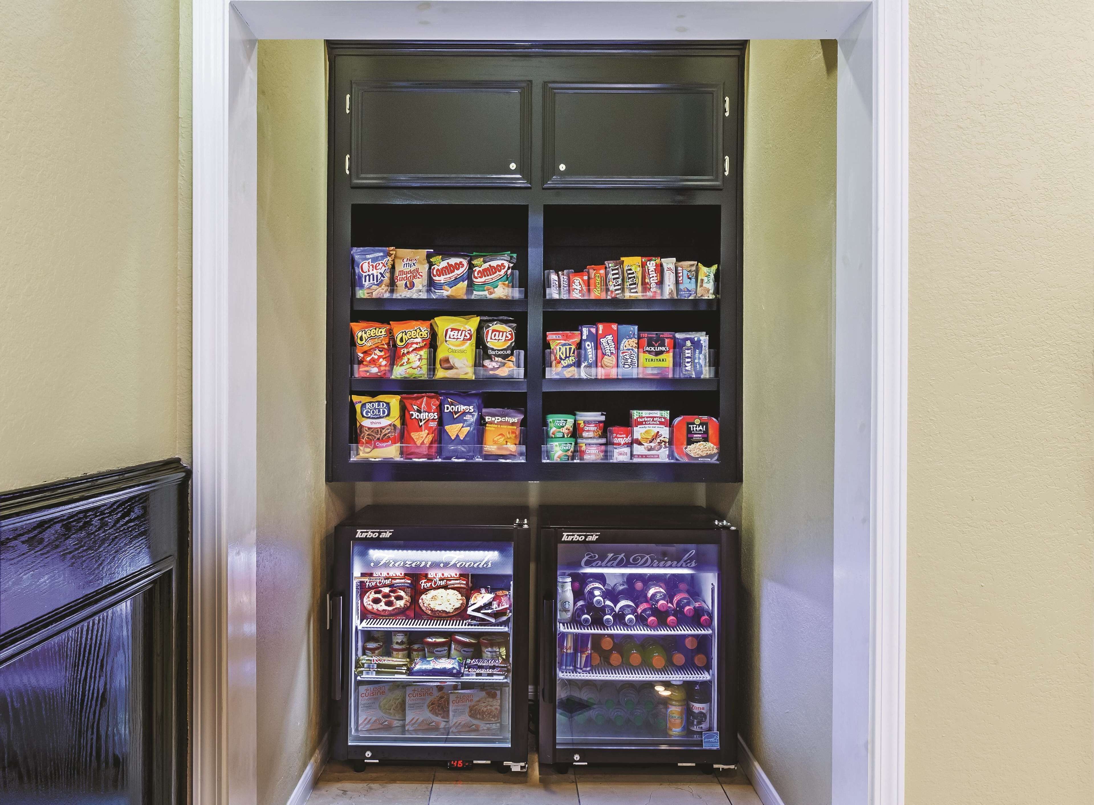 Un distributeur automatique de collations et d’aliments surgelés.