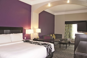 Executive Room, 1 King Bed, Non Smoking | In-room safe, desk, iron/ironing board, free cribs/infant beds