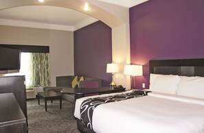 Rom – deluxe, 1 kingsize-seng, tilgjengelighetstilpasset (Hearing, Mobility Tub w/Grab Bars) | Safe på rommet, skrivebord, strykejern/-brett og barnesenger (inkludert)