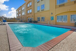 Outdoor pool - La Quinta Inn & Suites by Wyndham Pearland - Houston South (Pearland)