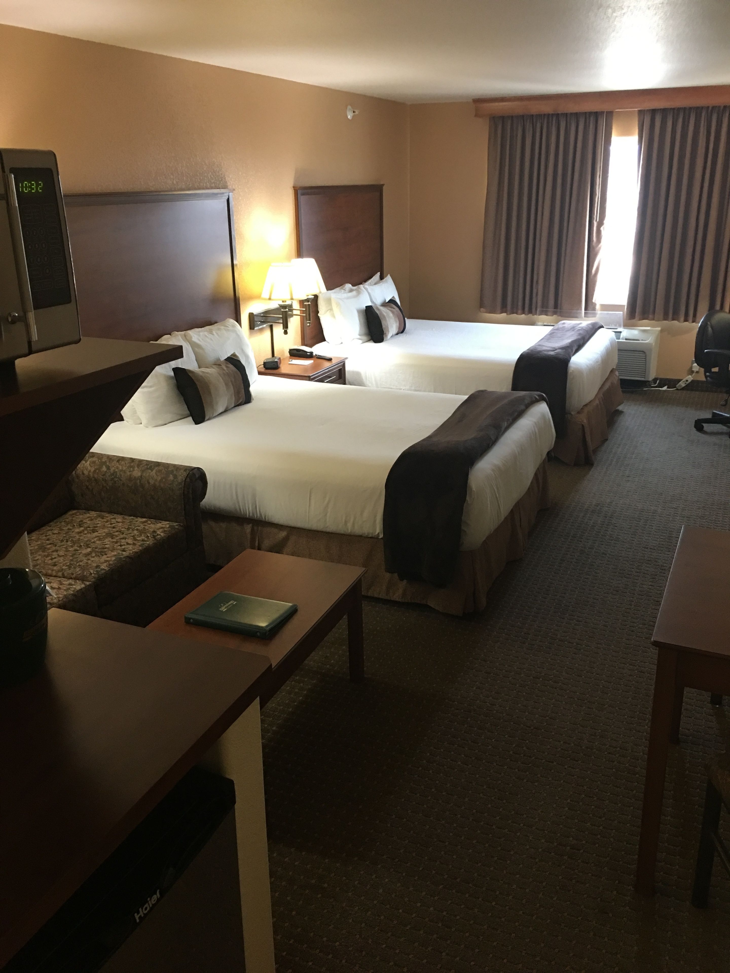 standard suite, multiple beds, non smoking | living area | flat-screen tv