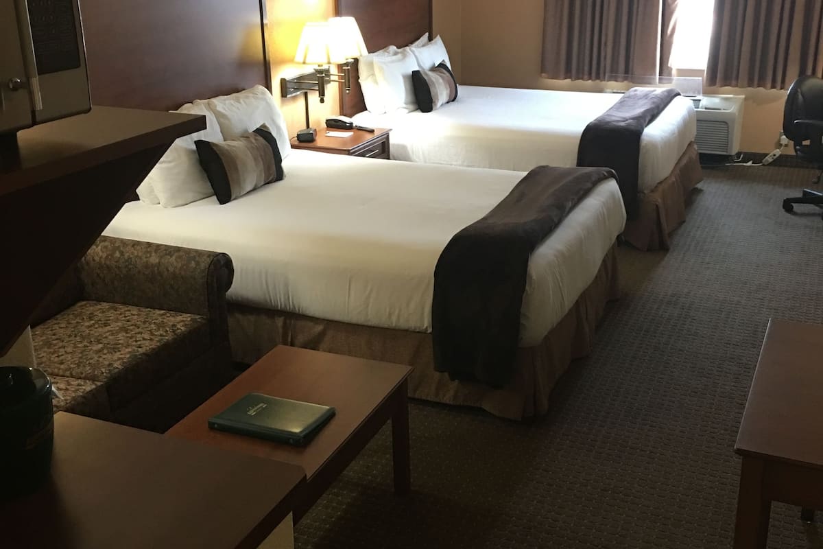 standard suite, multiple beds, non smoking | living area | flat-screen tv