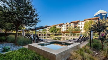 Una piscina al aire libre (de 07:00 a 20:00), sombrillas, tumbonas