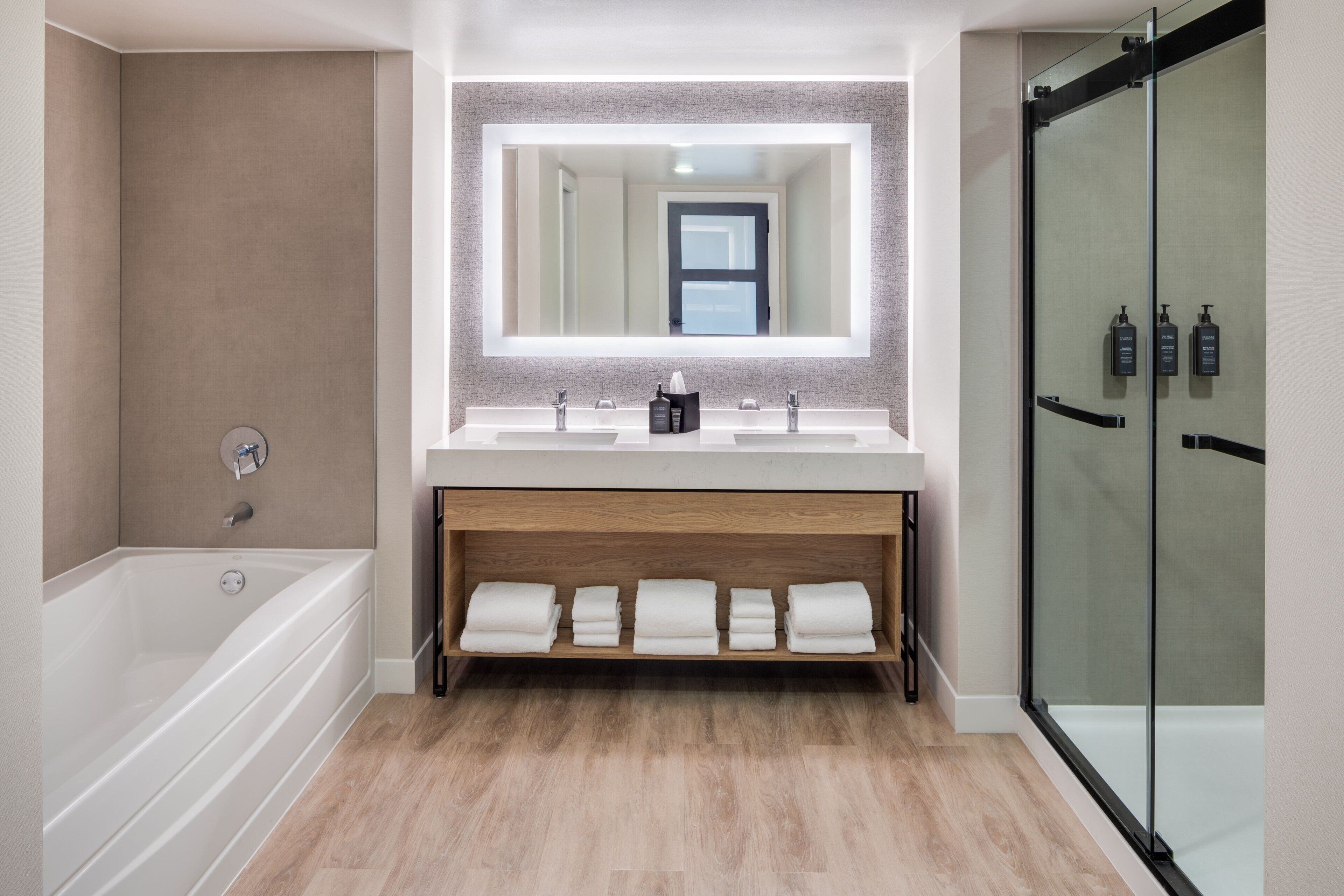 executive suite, 1 bedroom | bathroom | free toiletries, hair dryer, towels, soap