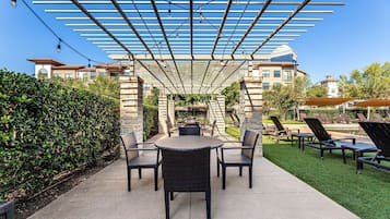 Hồ bơi ngoài trời, mở cửa từ 7:00 đến 20:00, dù/ô trên bãi biển/hồ bơi