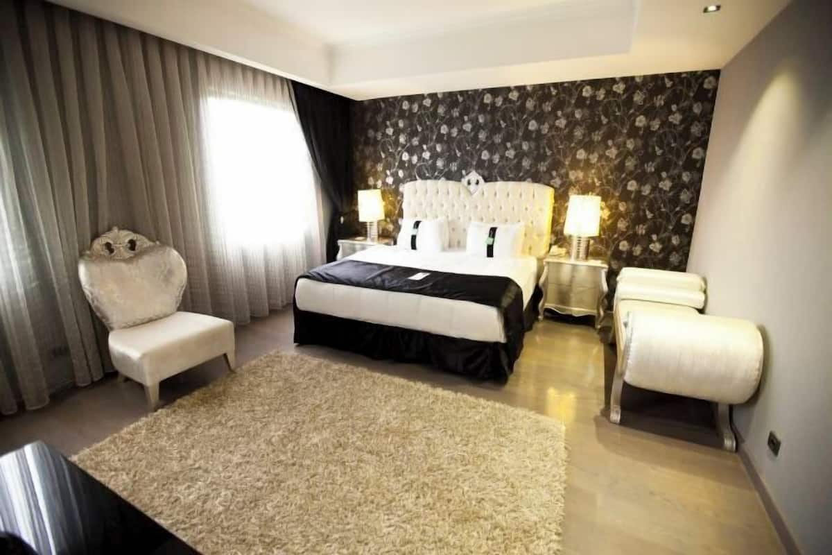 Premium bedding, in-room safe, blackout curtains, soundproofing