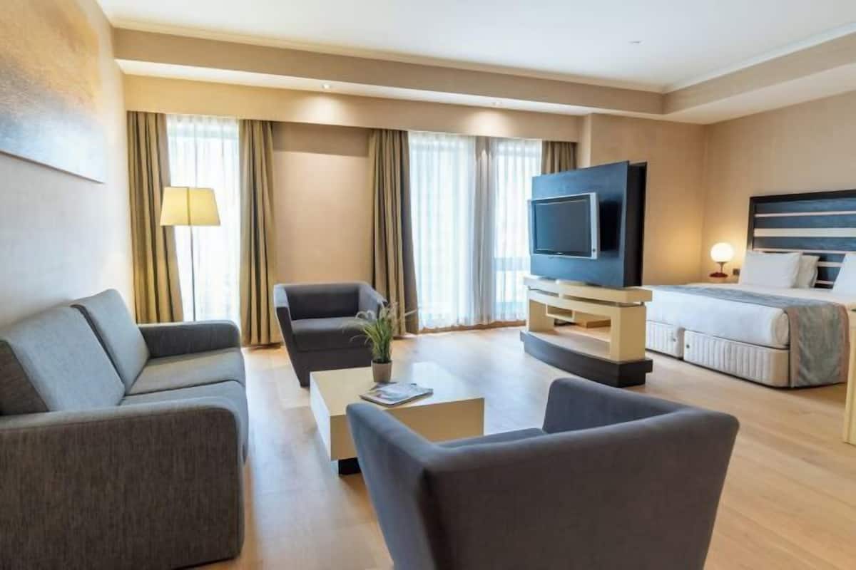Premium bedding, in-room safe, blackout curtains, soundproofing