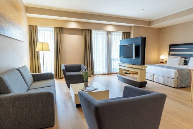 Premium bedding, in-room safe, blackout curtains, soundproofing