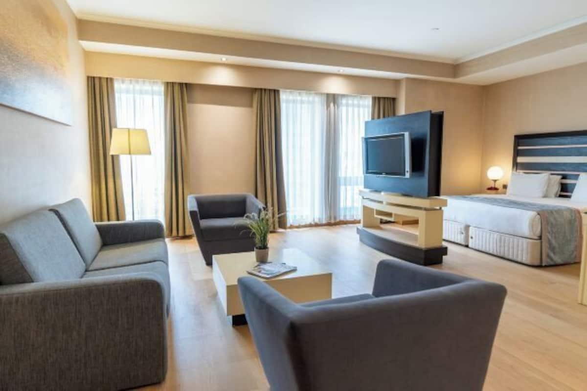 Premium bedding, in-room safe, blackout curtains, soundproofing
