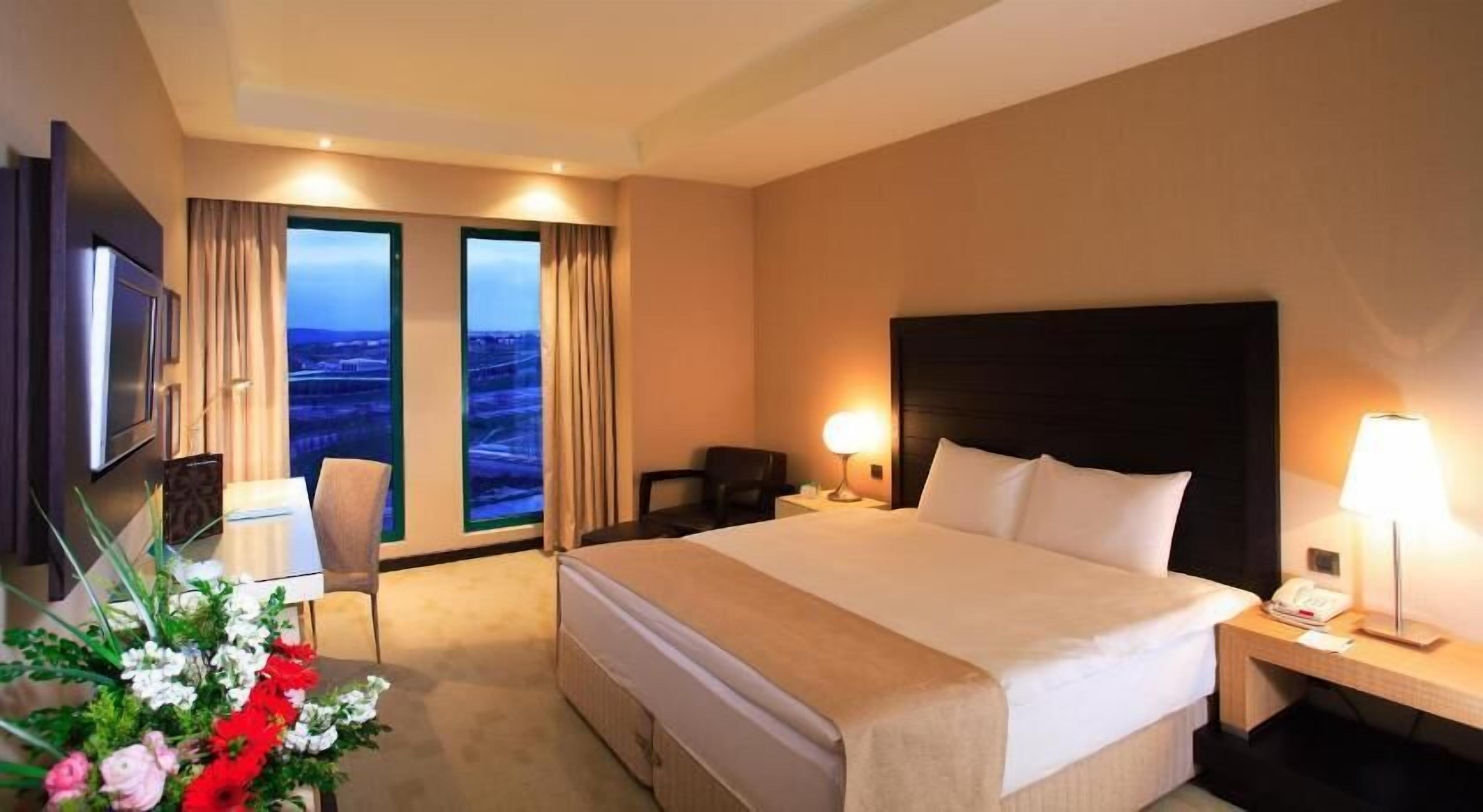 Premium bedding, in-room safe, blackout drapes, soundproofing