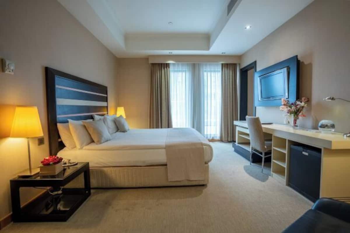 Premium bedding, in-room safe, blackout curtains, soundproofing