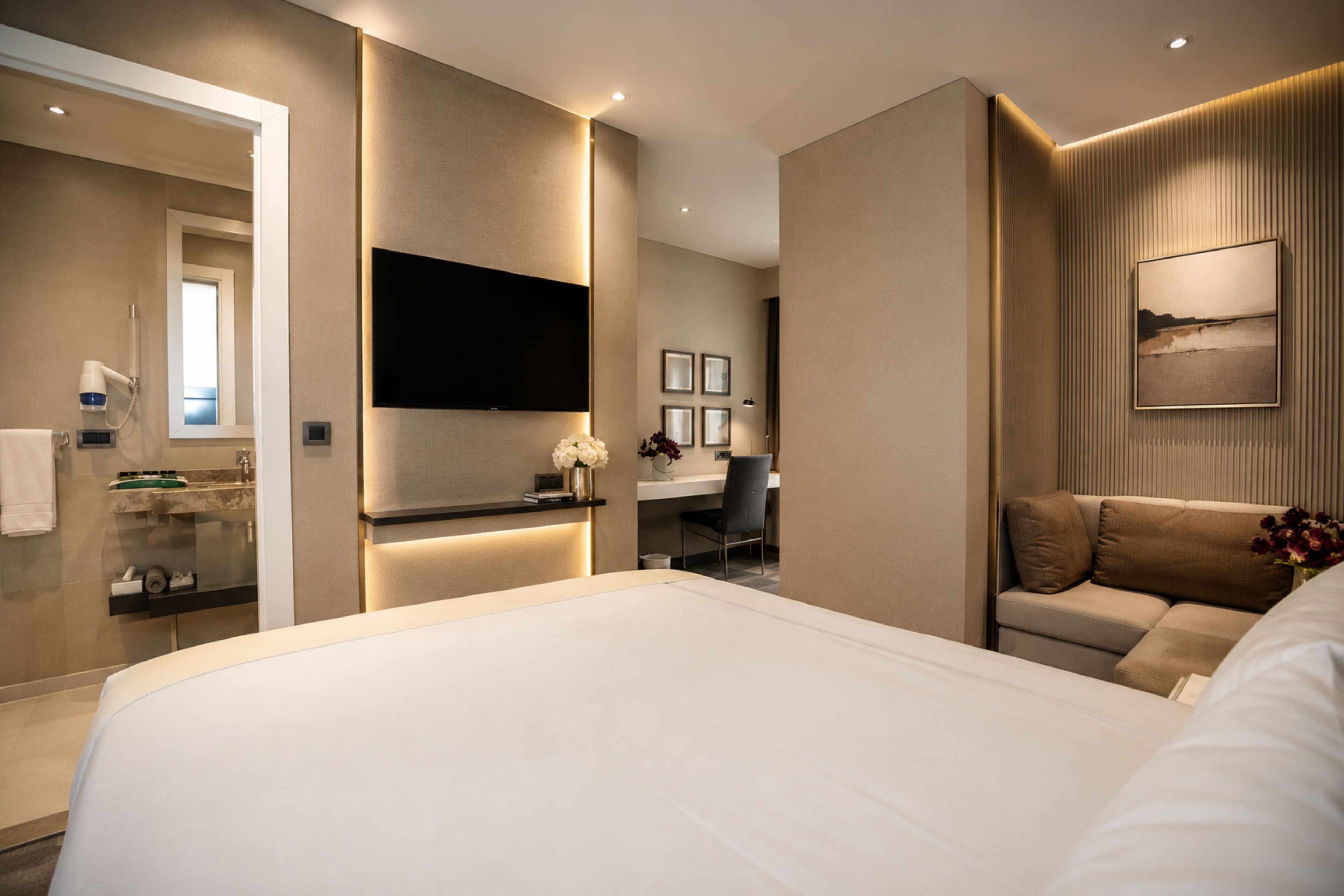 Room, 1 Queen Bed, Non Smoking | Premium-sengetøj, pengeskab på værelset, mørklægningsgardiner