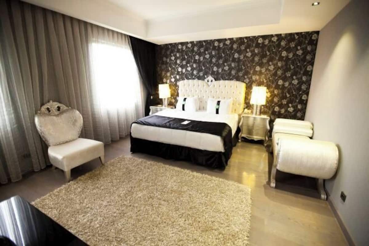 Premium bedding, in-room safe, blackout curtains, soundproofing