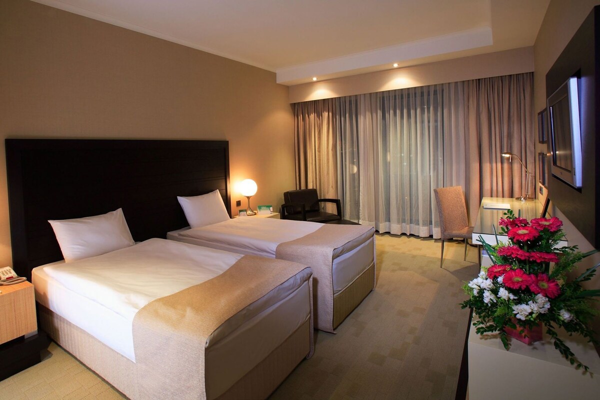Premium bedding, in-room safe, blackout drapes, soundproofing