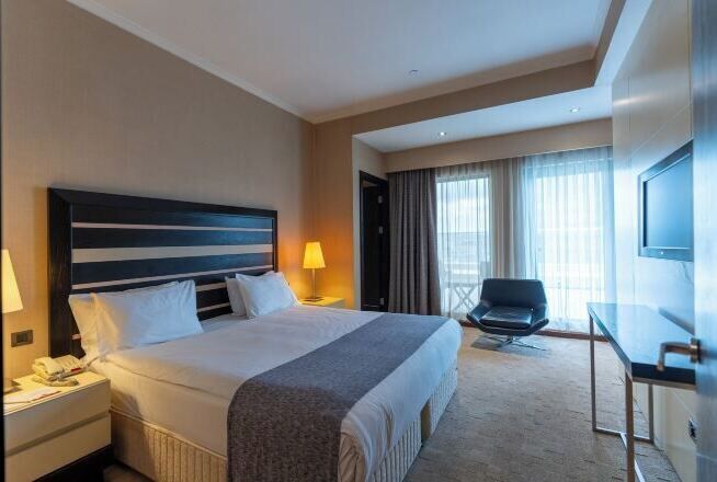 Premium bedding, in-room safe, blackout curtains, soundproofing
