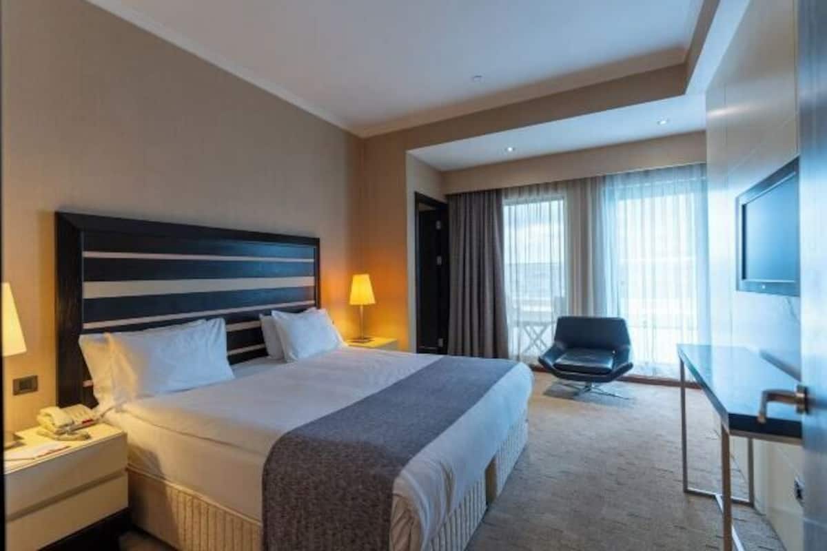 Premium bedding, in-room safe, blackout curtains, soundproofing