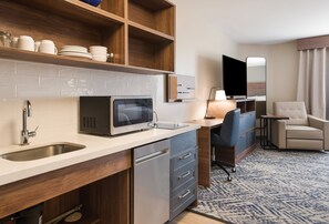 Suite estudio, 2 camas dobles, accesible para personas con discapacidad (Mobility Tub) | Escritorio y espacio para trabajar con un portátil