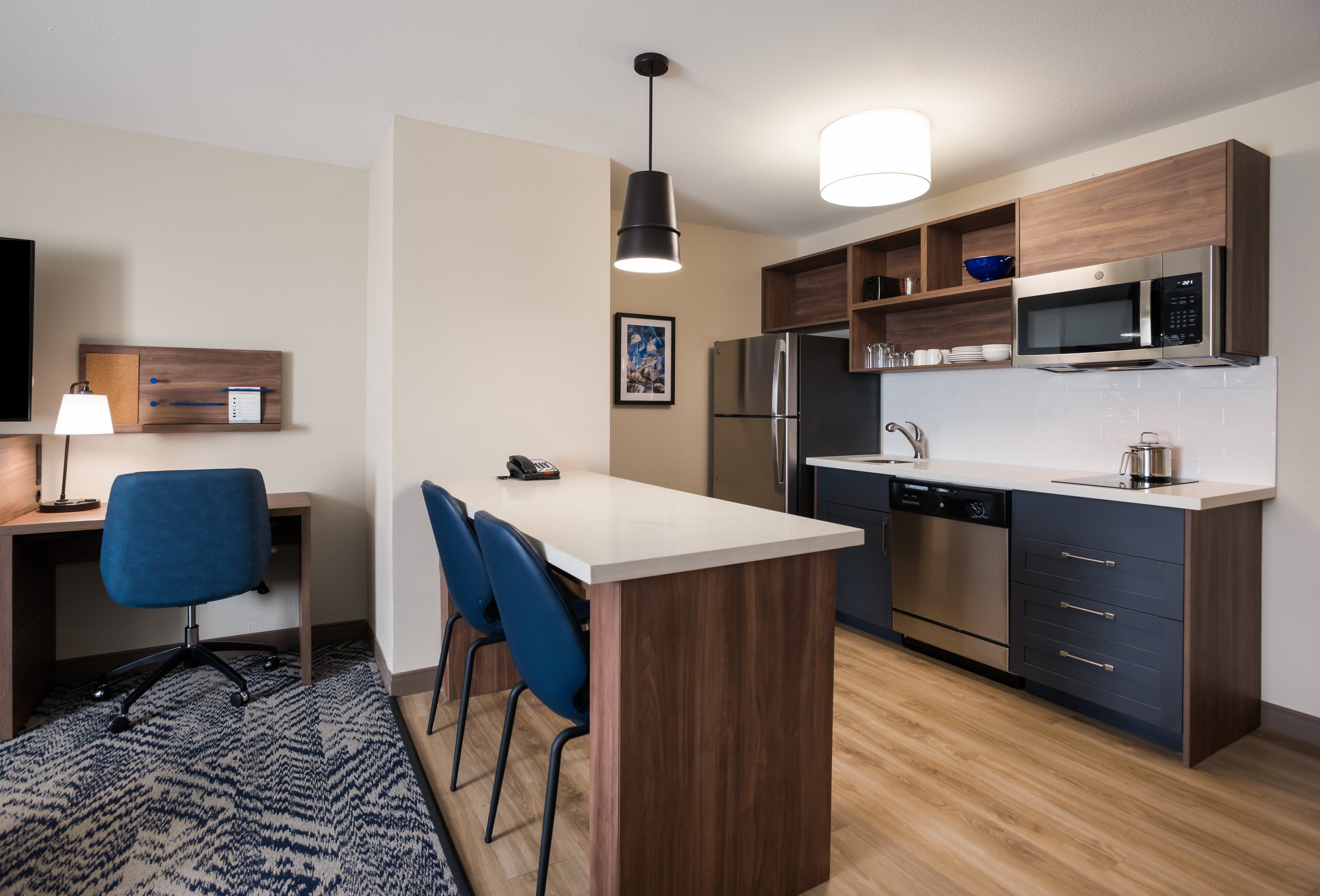 Escritorio y espacio para trabajar con laptop 