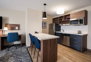 Escritorio y espacio para trabajar con laptop