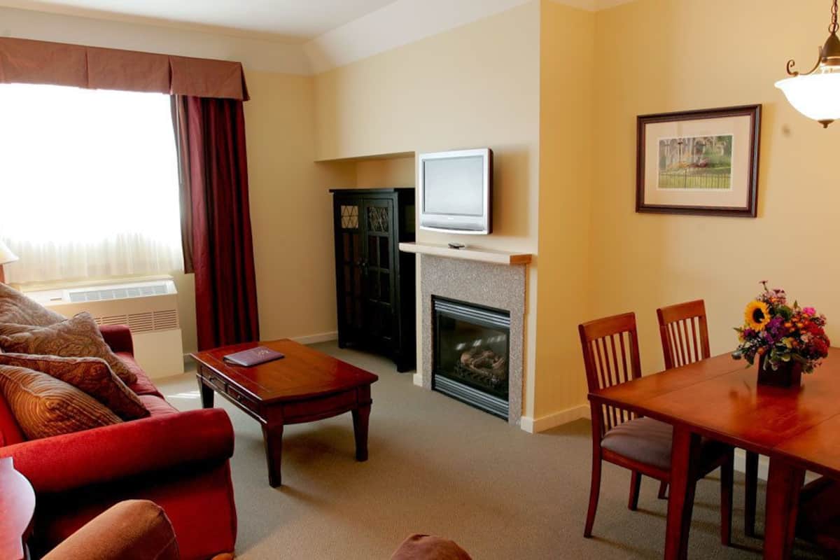 suite, 1 king bed, sofa bed & full kitchen  | living room | flat-screen tv