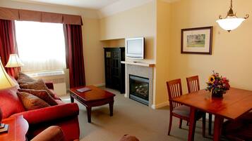 Suíte, 1 cama King e sofá-cama | Sala de estar | TV de tela plana