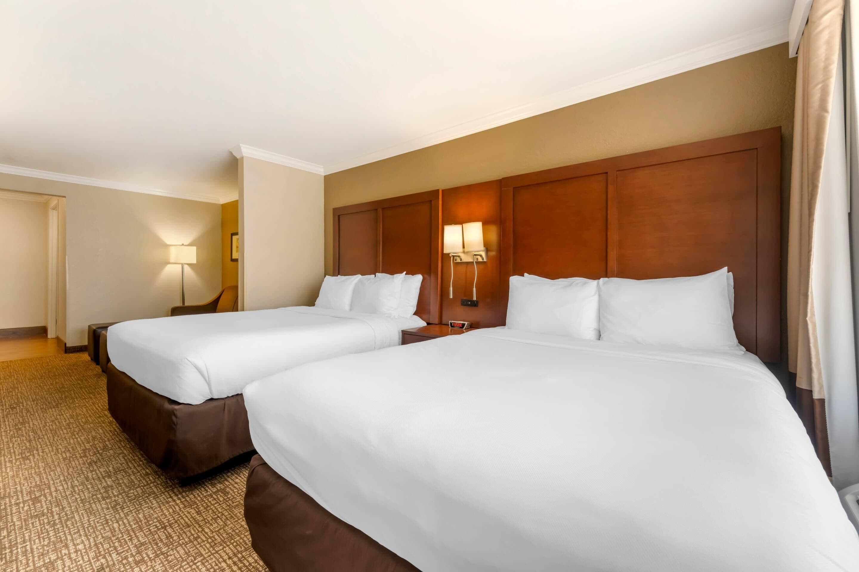 Suite, no fumadores (2 Queen Beds with Sofa Bed) | Ropa de cama de alta calidad, escritorio, cortinas opacas