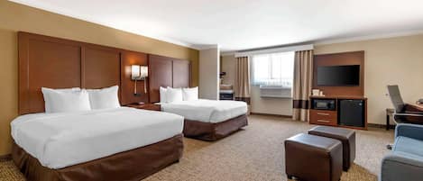 Suíte, várias camas, acessível, para não fumantes | Roupas de cama premium, escrivaninha, cortinas blackout