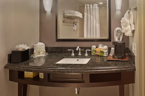Une salle de bain équipée d’un lavabo, d’un porte-serviettes et d’un miroir.
