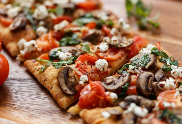 Un primo piano di una pizza con condimenti.