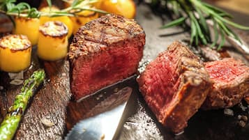 4 restaurants; breakfast, lunch and dinner served