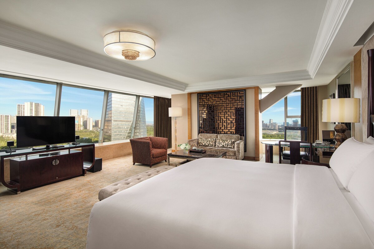 Suite junior, 1 cama King size, con acceso al salón lounge del club (Dining Area) | Ropa de cama hipoalergénica, edredón y minibar 