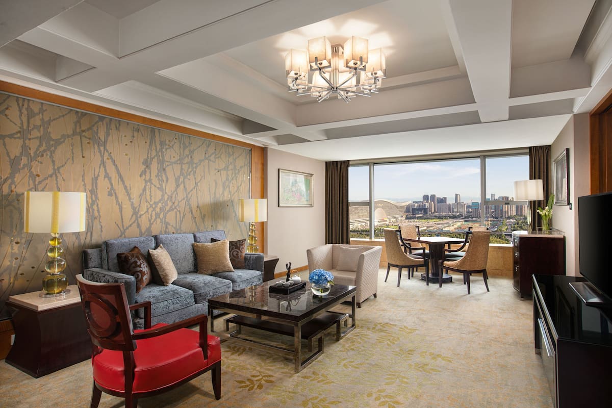 套房, 1 間臥室, 無障礙, 可使用俱樂部酒廊 | 低過敏寢具、羽絨被、迷你吧、客房內保險箱