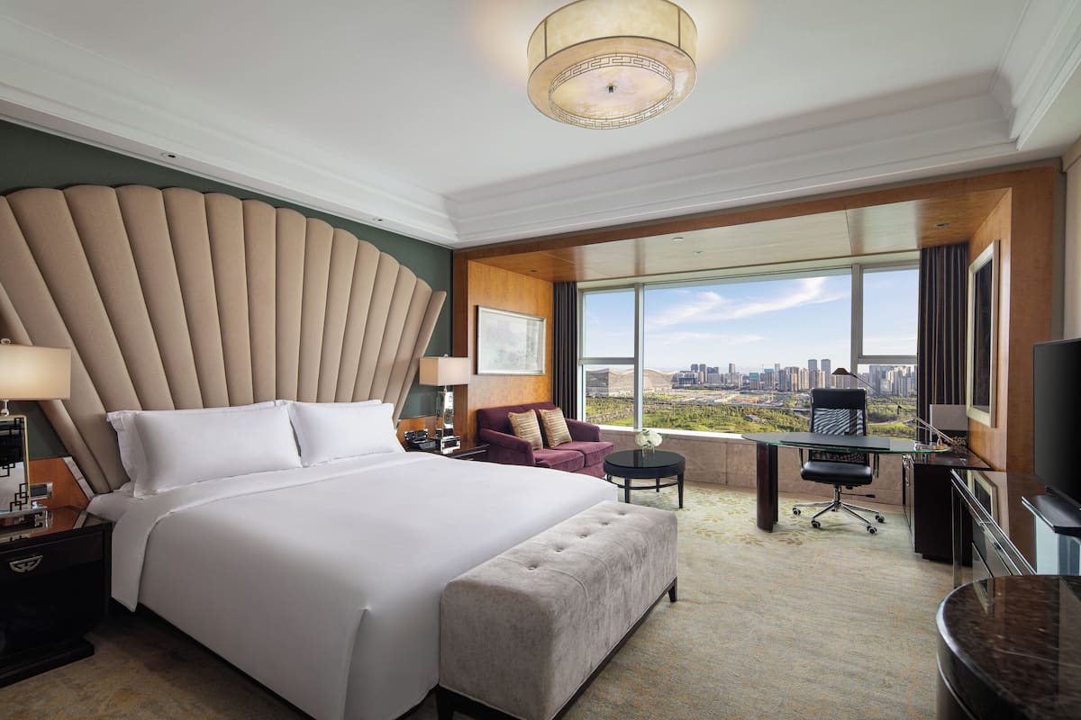 1 bedroom, hypo-allergenic bedding, down duvets, minibar