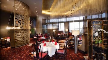 4 restaurants, breakfast served