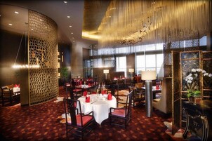 4 restaurants, breakfast served