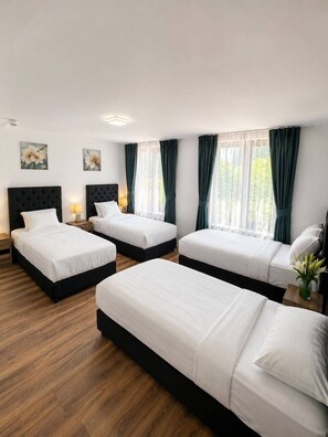 Desk, soundproofing, iron/ironing board, free cots/infant beds - Hotel Albergo (Brussels)