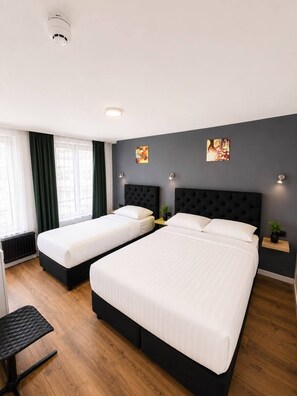 Desk, soundproofing, iron/ironing board, free cots/infant beds - Hotel Albergo (Brussels)